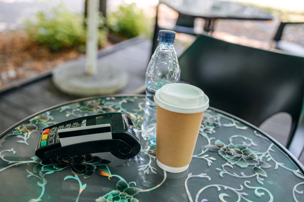 户外餐厅桌子上的信用卡读卡器图片下载