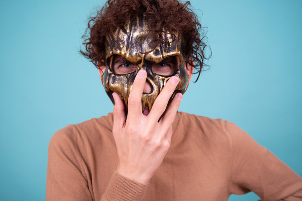 坏男孩在工作室为万圣节摆姿势。图片下载