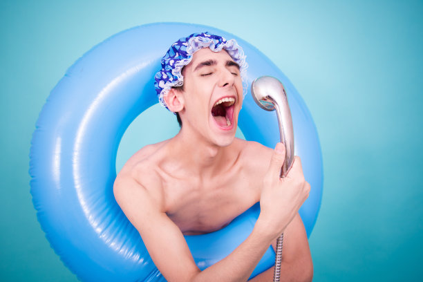 一个带着不同情绪的男人戴着蓝色的帽子洗澡。图片下载