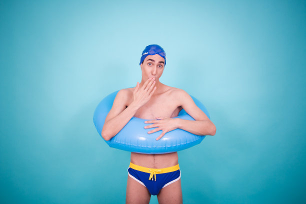 有趣的家伙准备在海上度假游泳。图片下载