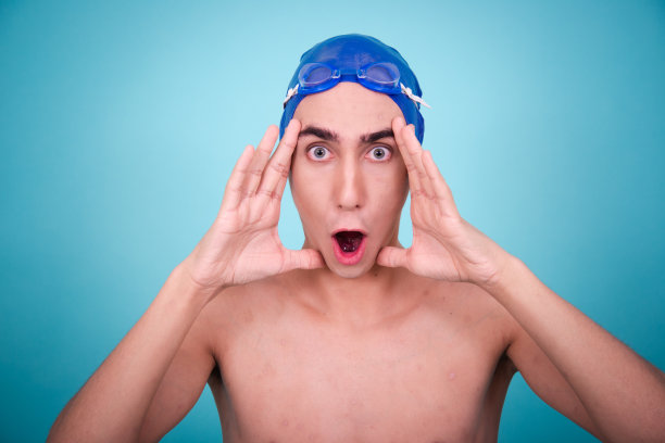 有趣的家伙准备在海上度假游泳。图片下载