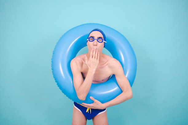 有趣的家伙准备在海上度假游泳。图片下载