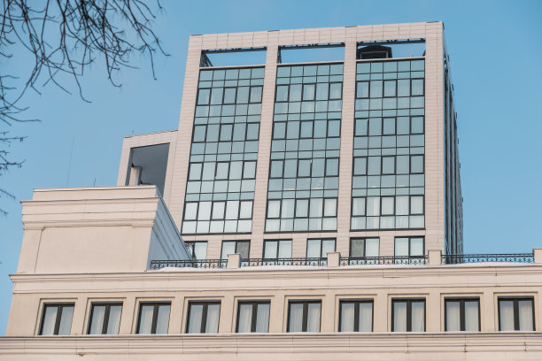 现代化的新公寓大楼。现代，新的和时尚的生活街区的公寓或酒店在市中心图片下载