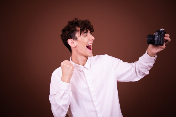 在棕色背景上摆着不同情绪的年轻有趣的家伙。图片下载