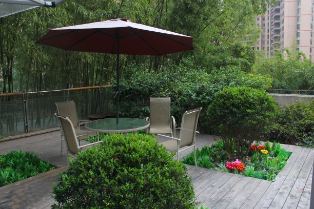 城市公园里一个舒适放松的地方。图片下载