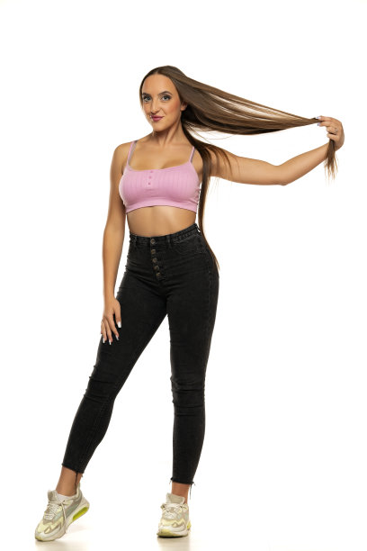 一个年轻的女人微笑着握住并展示她的长发图片下载