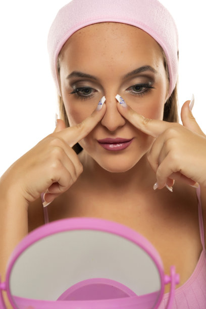 美丽的年轻女子抚摸着自己的鼻子图片下载