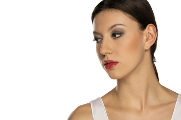 蓝眼睛化着妆的女人往旁边看图片下载