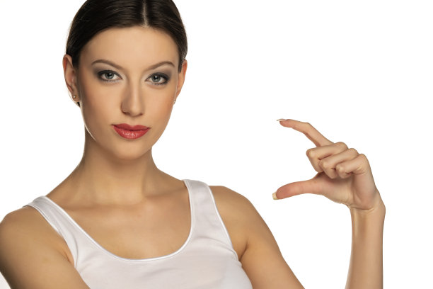 一位蓝眼睛、扎着头发的年轻美女为一种虚构的产品做广告图片下载