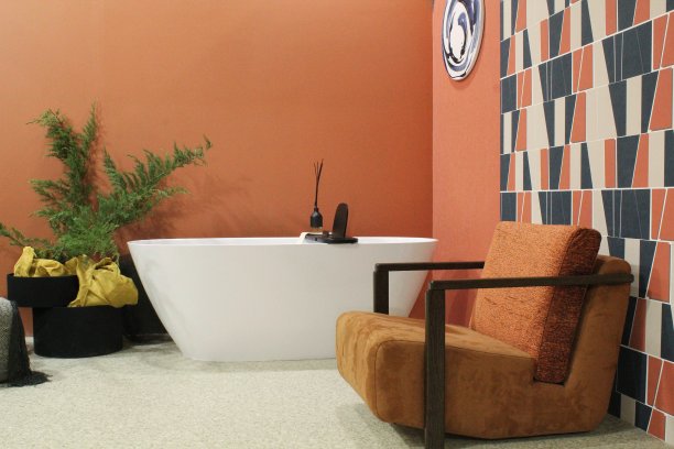 白色浴缸在时尚的浴室斯堪的纳维亚室内设计与优雅的配件。现代明亮的阁楼生态风格浴室，独立式浴室。舒适复古别致的室内装饰艺术浴室图片下载