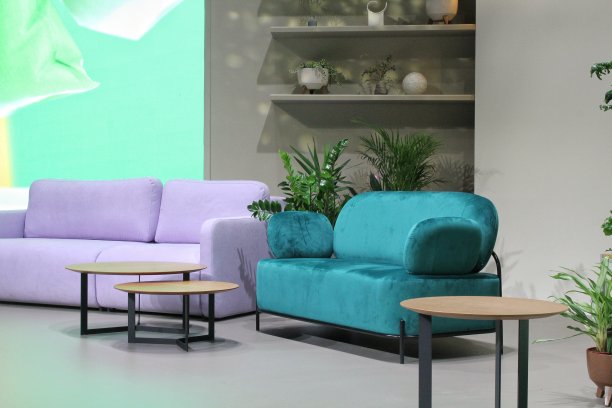 室内舒适的客厅与优雅的配件。有沙发和家具的现代家庭住宅。阁楼公寓的家居装饰。舒适的公寓。设计别致昂贵的豪宅图片下载