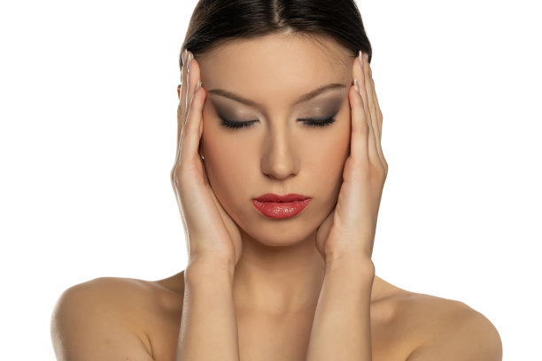 女人用手掌紧绷面部皮肤图片下载