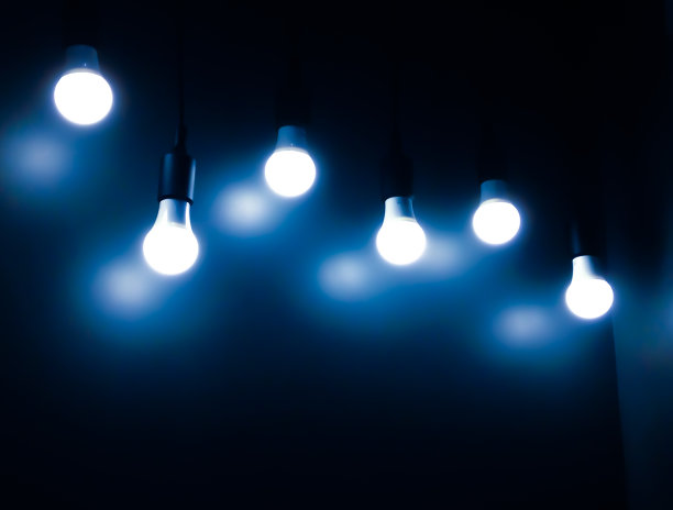 打开黑色背景上的灯泡。添加蓝色图片下载