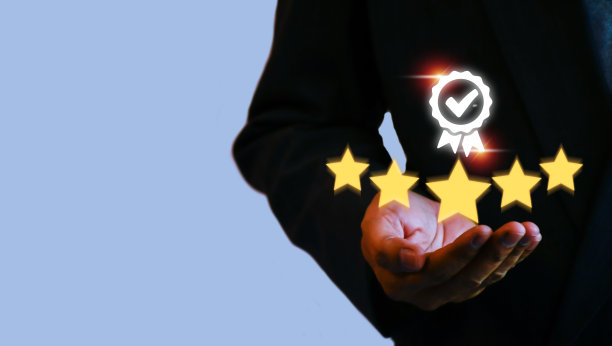 商家的手上摆着招牌，5星级质量保证，质保，产品和服务标准，证书ISO，使产品和服务的理念符合标准。图片下载