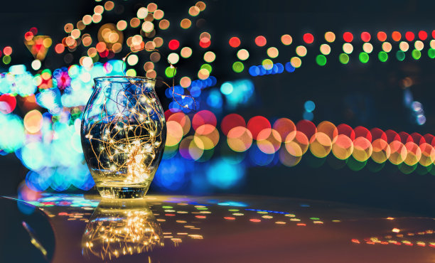 节日灯光的抽象散景通过一个玻璃罐在黄昏图片下载