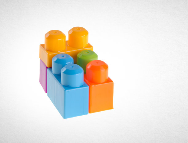 背景上的积木或塑料积木图片下载