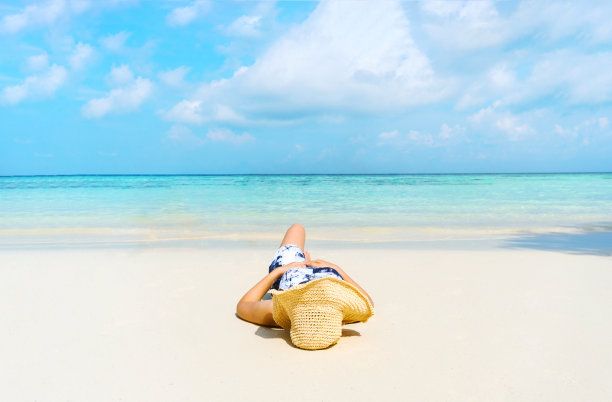 亚洲女性在海滩上享受暑假图片下载