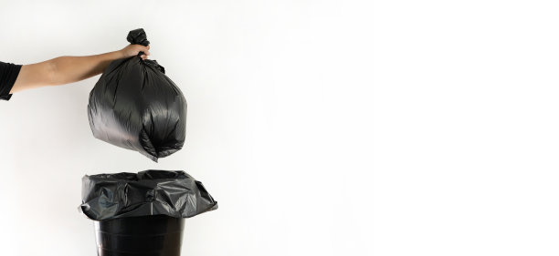 回收人垃圾袋回收清洗生态理念图片下载