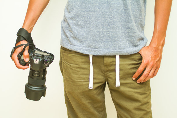 摄影师拿着相机，特写镜头。前视图，选择性对焦。图片下载