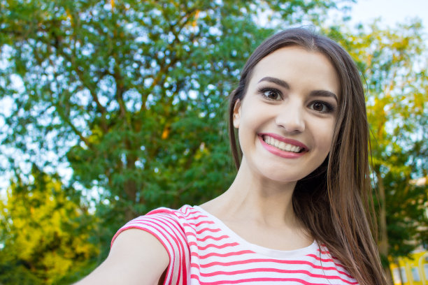 戴着墨镜的时髦女孩正在自拍。图片下载