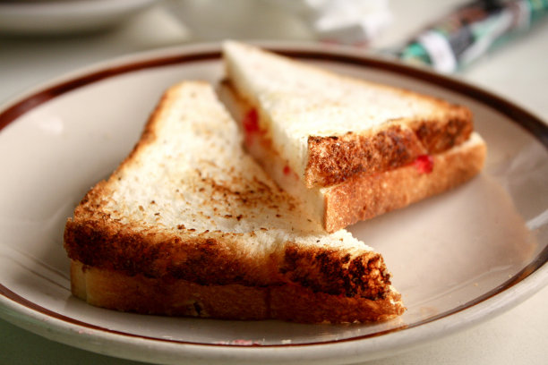 选择重点切片吐司面包与草莓酱在菜图片下载