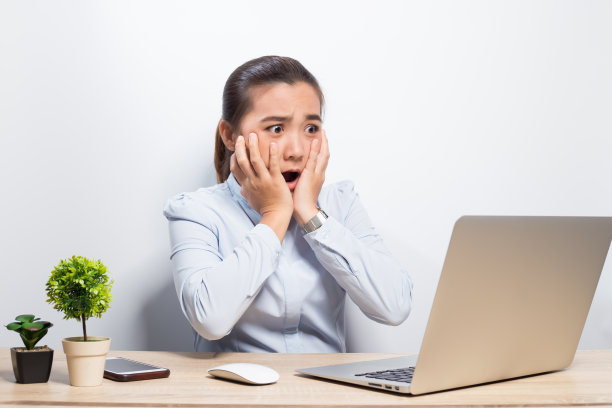 当女人看到笔记本电脑时，她会感到震惊图片下载