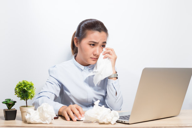 看着笔记本电脑的女人很伤心图片下载