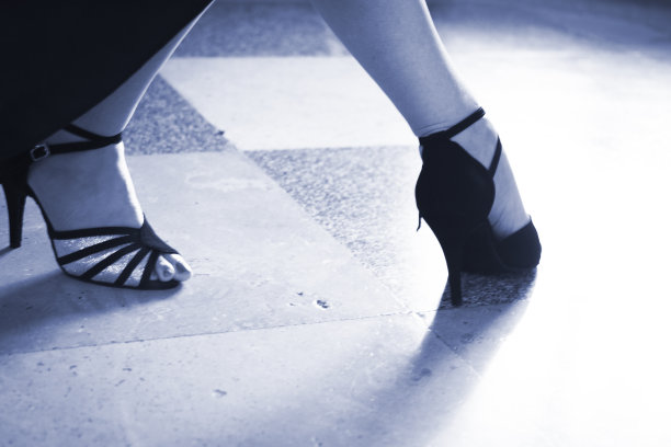 舞厅拉丁萨尔萨热辣性感的女舞者跳舞在现代体育舞蹈表演与修长的腿，图片下载