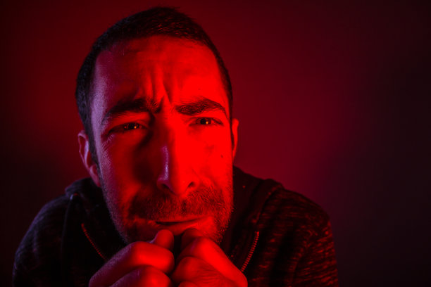 脸上带着恐惧表情的男人图片下载