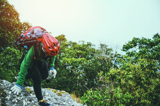 亚洲女性旅行摄影自然。在森林里的假日散步中旅行放松。在岩石峭壁上。泰国图片下载