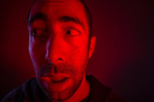 男子带着震惊的表情望向一旁图片下载