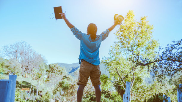亚洲人旅行自然。旅行放松。学习，读书。自然教育写一张便条夏天在公园。在泰国图片下载