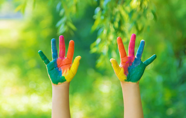 孩子的手和腿都涂上了颜色。有选择性的重点。图片下载