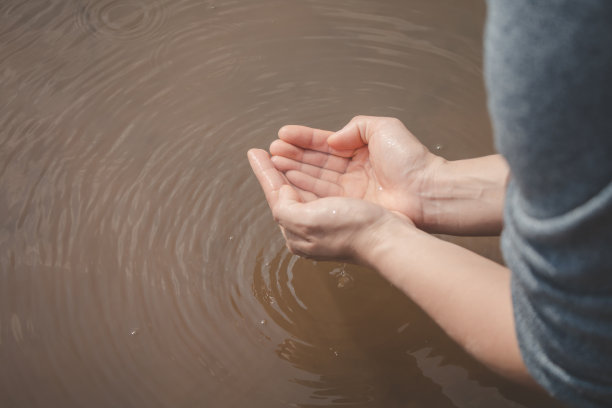 妇女手中的土地干旱，水资源短缺，概念干旱危机的环境。图片下载
