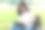 女人坐在公园的草地上用笔记本电脑放松图片下载
