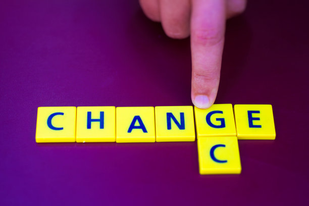 用手代替机会这个词来改变。金融市场的概念和股票市场业务的未来。图片下载