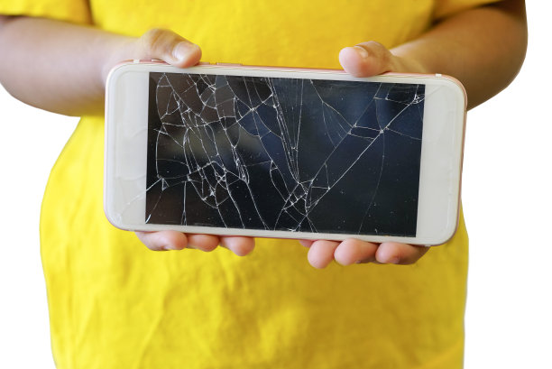 孩子们拿着破解智能手机，孤立在白色背景下。图片下载