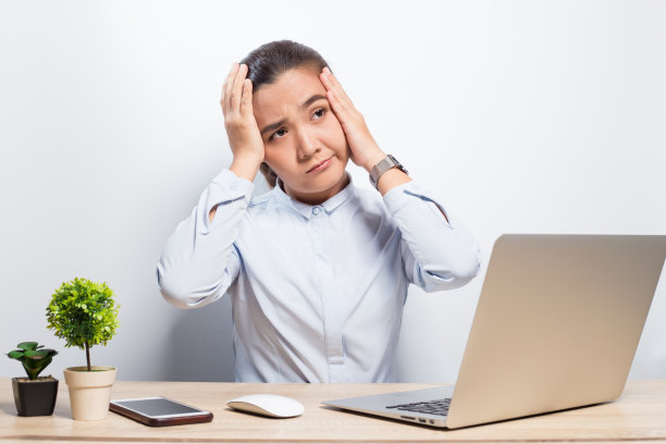 劳累工作后，女人头痛图片下载