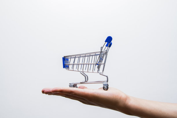 购物车在男人的手中孤立图片下载