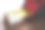 一张被拉出刻度的实心卷尺站在桌子上的特写图片下载