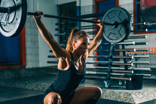 交叉训练健身。女运动员举重杠铃图片下载