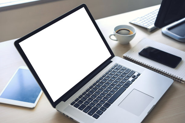 商人在笔记本电脑上手工工作，电脑上空白的白色屏幕笔记本电脑上的复古木图片下载