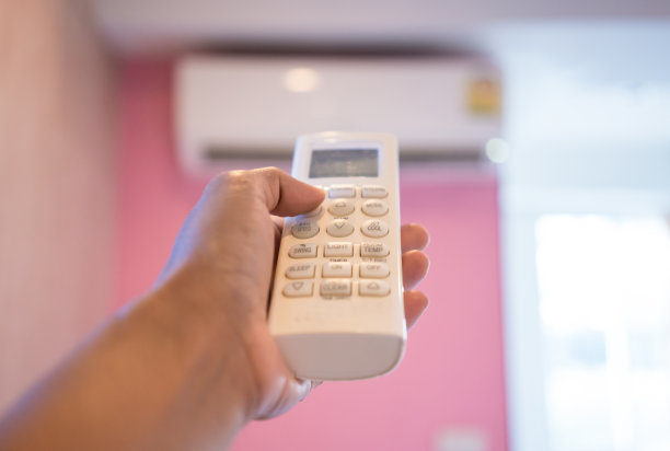 女手操作空调与遥控器图片下载