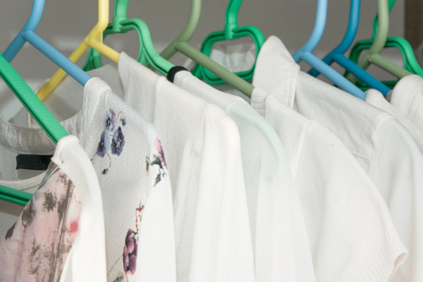 衣架上白色女性服装的特写，清新休闲的收藏图片下载
