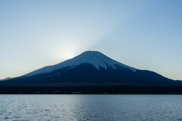 湖和富士山的美景。摄于富士山附近的一个著名湖泊。图片下载