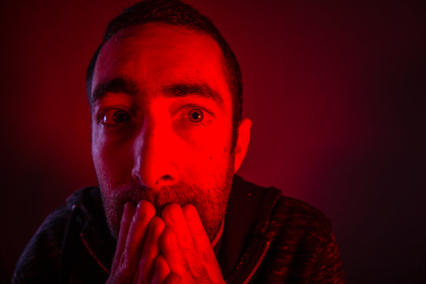 震惊、害怕的男人，脸上带着惊讶的表情图片下载