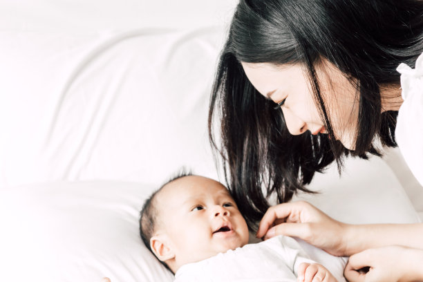 妈妈在家里的床上和宝宝玩耍的照片图片下载
