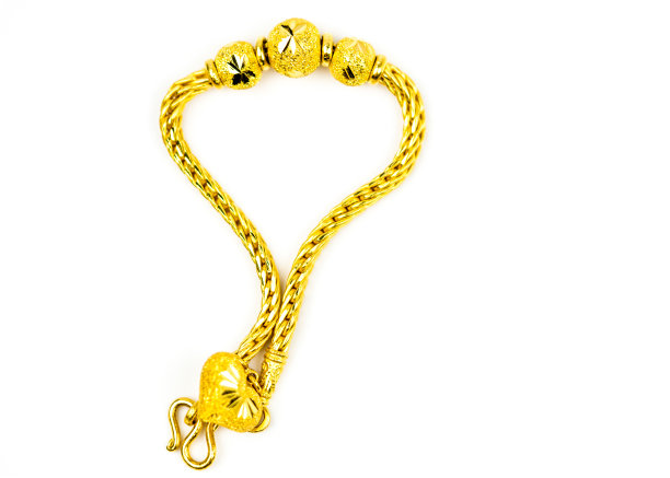 泰国风格的黄金珠宝手镯孤立的白色背景与复制空间，只需添加自己的文字。中国新年礼物。金店生意。图片下载