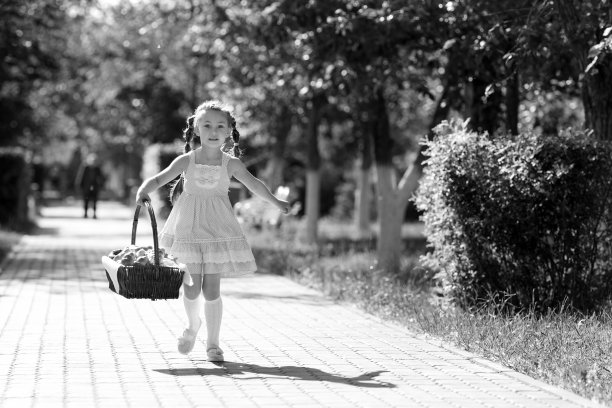 那孩子躲避危险。图片下载