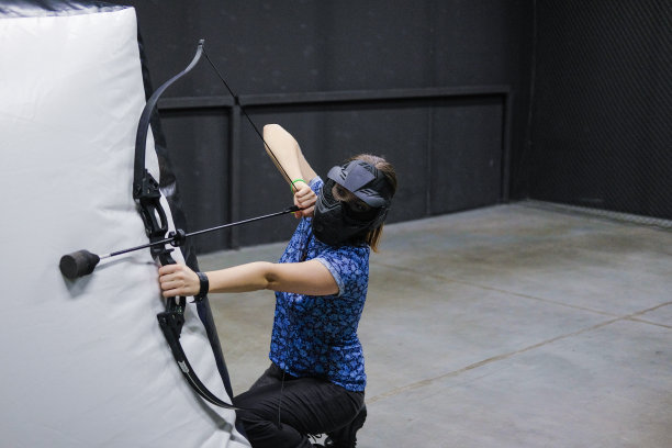 女性用弓弩弓。弓箭手瞄准了，神枪手。弩俱乐部。图片下载